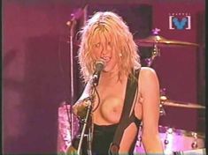 Голая грудь Кортни Лав на видео Hole Concert In Sydney фото #1