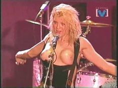 Голая грудь Кортни Лав на видео Hole Concert In Sydney фото #2