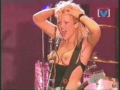 Голая грудь Кортни Лав на видео Hole Concert In Sydney фото #4