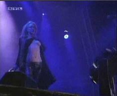 Голая грудь Кортни Лав на видео Hole Concert In Sydney фото #5