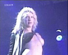 Голая грудь Кортни Лав на видео Hole Concert In Sydney фото #7