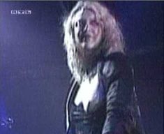 Голая грудь Кортни Лав на видео Hole Concert In Sydney фото #8