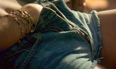 Голая Кристин Буассон в фильме «Эммануэль» фото #1