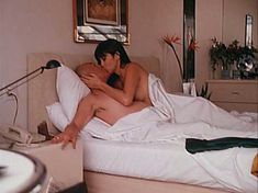 Голая Кэролин Лью в фильме «Победить или умереть» фото #6