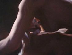 Голая грудь Кэрри-Энн Мосс в фильме «Нежное убийство» фото #1