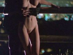 Голая Кэти Ломанн в фильме «В постели с убийцей» фото #1