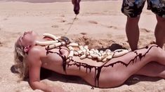 Голая Кэти Магнусон в фильме «Грудастые копы едут на Гавайи»