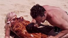 Голая Кэти Магнусон в фильме «Грудастые копы едут на Гавайи»