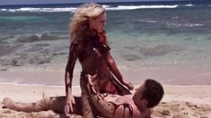 Голая Кэти Магнусон в фильме «Грудастые копы едут на Гавайи»