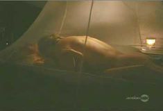 Голая Кэти Шоуэр в фильме «Дальнейшие приключения Теннеси Бака» фото #1