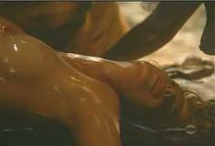 Голая Кэти Шоуэр в фильме «Дальнейшие приключения Теннеси Бака» фото #6