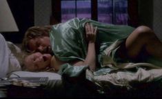 Голая грудь Кэтлин Тёрнер в фильме «Война супругов Роуз» фото #2