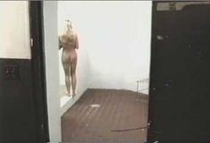 Голая Кэтрин Оксенберг в фильме «Стриптиз за решеткой» фото #8