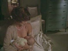 Кэтрин Росс засветила грудь в фильме «Бетси» фото #1