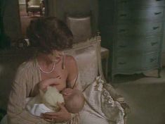 Кэтрин Росс засветила грудь в фильме «Бетси» фото #2