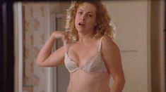 Кэтрин Хикс засветила сосок в фильме «Восемь дней в неделю» фото #2