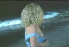 Голая Кэтрин Хикс в фильме «Раскаленная лагуна» фото #1