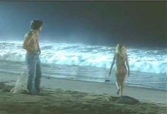 Голая Кэтрин Хикс в фильме «Раскаленная лагуна» фото #3