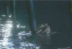 Голая Кэтрин Хикс в фильме «Раскаленная лагуна» фото #5