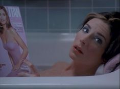Голая Лара Флинн Бойл в фильме «Коварный план Сюзан» фото #9