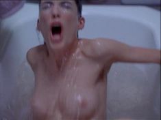 Голая Лара Флинн Бойл в фильме «Коварный план Сюзан» фото #11