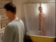 Голая Лара Флинн Бойл в фильме «Трое»