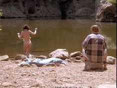 Голая Лара Флинн Бойл в фильме «Трое»