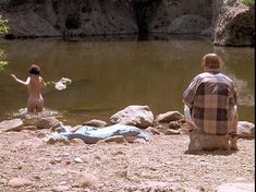 Голая Лара Флинн Бойл в фильме «Трое»