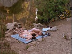 Голая Лара Флинн Бойл в фильме «Трое»