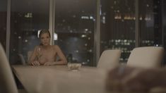 Голая Лаура Кувер в сериале «Босс» фото #3