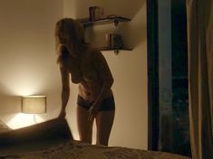 Красотка Леа Дрюкер показала голую грудь в фильме The Blue Room фото #3