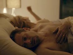 Красотка Леа Дрюкер показала голую грудь в фильме The Blue Room фото #4