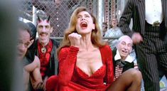 Лена Олин показала голую грудь в фильме «Ромео истекает кровью» фото #2