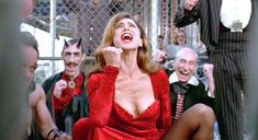 Лена Олин показала голую грудь в фильме «Ромео истекает кровью» фото #3