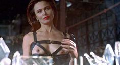 Лена Олин показала голую грудь в фильме «Ромео истекает кровью» фото #5