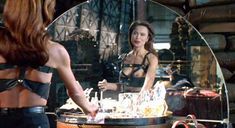 Лена Олин показала голую грудь в фильме «Ромео истекает кровью» фото #6