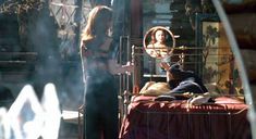 Лена Олин показала голую грудь в фильме «Ромео истекает кровью» фото #7