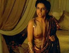 Засвет сосков Леонор Варела в сериале «Клеопатра» фото #66