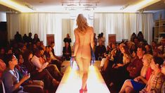 Сексуальная Лесли Бибб оголила грудь и попу в фильме Salem Rogers фото #2