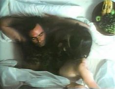 Красотка Лесли Карон засветила голую грудь в фильме Crazed фото #1