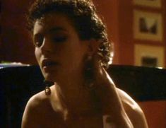 Голая грудь Лесли Хоуп в фильме «Изящное убийство» фото #1