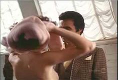 Симпатичная Лесли-Энн Даун засветила грудь в фильме «Грубая огранка» фото #4