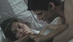 Голая Летиция Каста в сериале «Голубой велосипед» фото #7