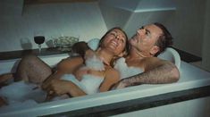 Голая Лиди Денье в фильме «Смертоносные земли» фото #3