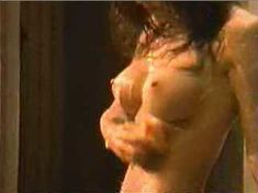 Голая Лиза Бойл в фильме «Страсть за решеткой» фото #2