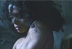 Голая грудь Лизы Боне в фильме «Смертельная связь» фото #4