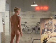 Голая Лиза Ниеми в фильме «Танец смерти» фото #1