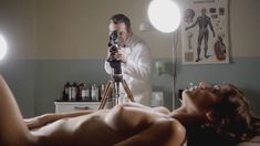 Голая Лиззи Каплан в сериале «Мастера секса» фото #27