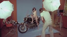 Голая Лина Ромай в фильме «Детка в Роллс-Ройсе» фото #58