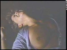 Голая Линда Блэр в фильме «Женщины за решеткой» фото #7